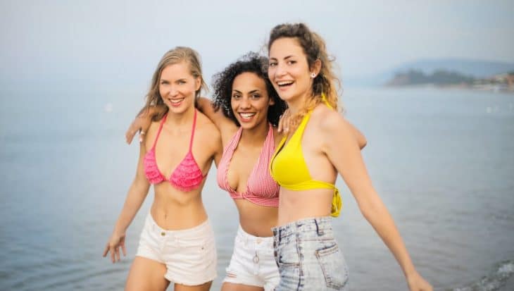 trzy kobiety nad morzem